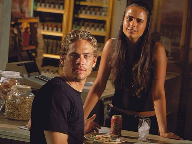 Paul Walker e Jordana Brewster em Velozes e Furiosos (2001).