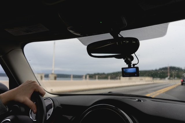 As dashcam são câmeras instaladas no para-brisa do veículo, para capturar tudo que acontece na estrada.
