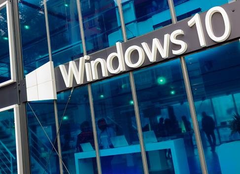 O Windows 10 foi lançado em 2015, substituindo o Windows 8.1 e sucedido pelo Windows 11, de 2021.