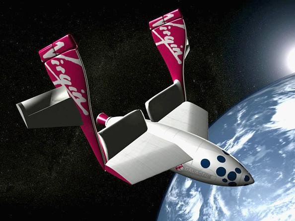 Como centenas de clientes já estão na lista de espera dos voos, a Virgin Galactic não deve demorar muito para iniciar sua operação comercial; cada cliente pagou cerca de US$ 450 mil pela viagem.
