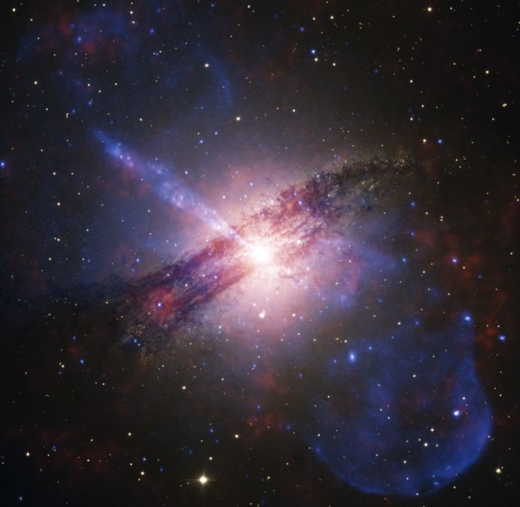 A Centaurus A é considerada a quinta galáxia mais brilhante no céu; ela é apresentada com um núcleo brilhante, envolto por um anel de gás e poeira.