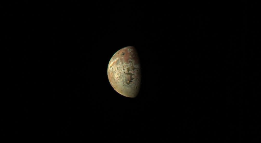 A imagem apresenta detalhes impressionantes de Io; recentemente, a Juno completou a 51ª órbita ao redor de Júpiter.