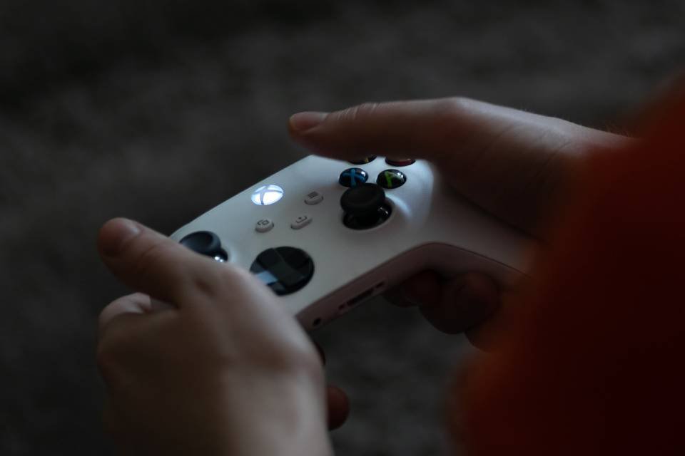 Microsoft revela controles Xbox para usar em celulares com xCloud - TecMundo