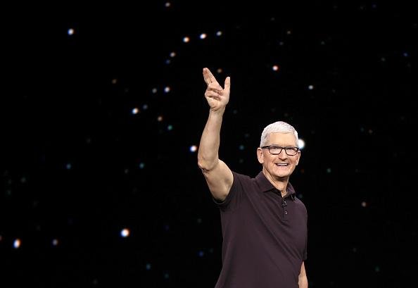 CEO da Apple, Tim Cook diz que marca aprofundará os investimentos em tecnologia 5G nos EUA.