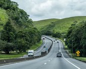 Rodovia recarrega carros elétricos em movimento: a nova aposta da Suécia