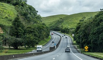 Rodovia recarrega carros elétricos em movimento: a nova aposta da Suécia