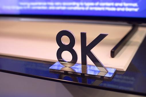A principal característica da TV 8K é a sua resolução de tela extremamente alta.