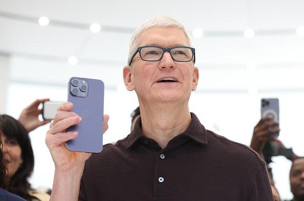 CEO da Apple, Tim Cook planeja lançar um iPhone com todos os componentes produzidos nos EUA.