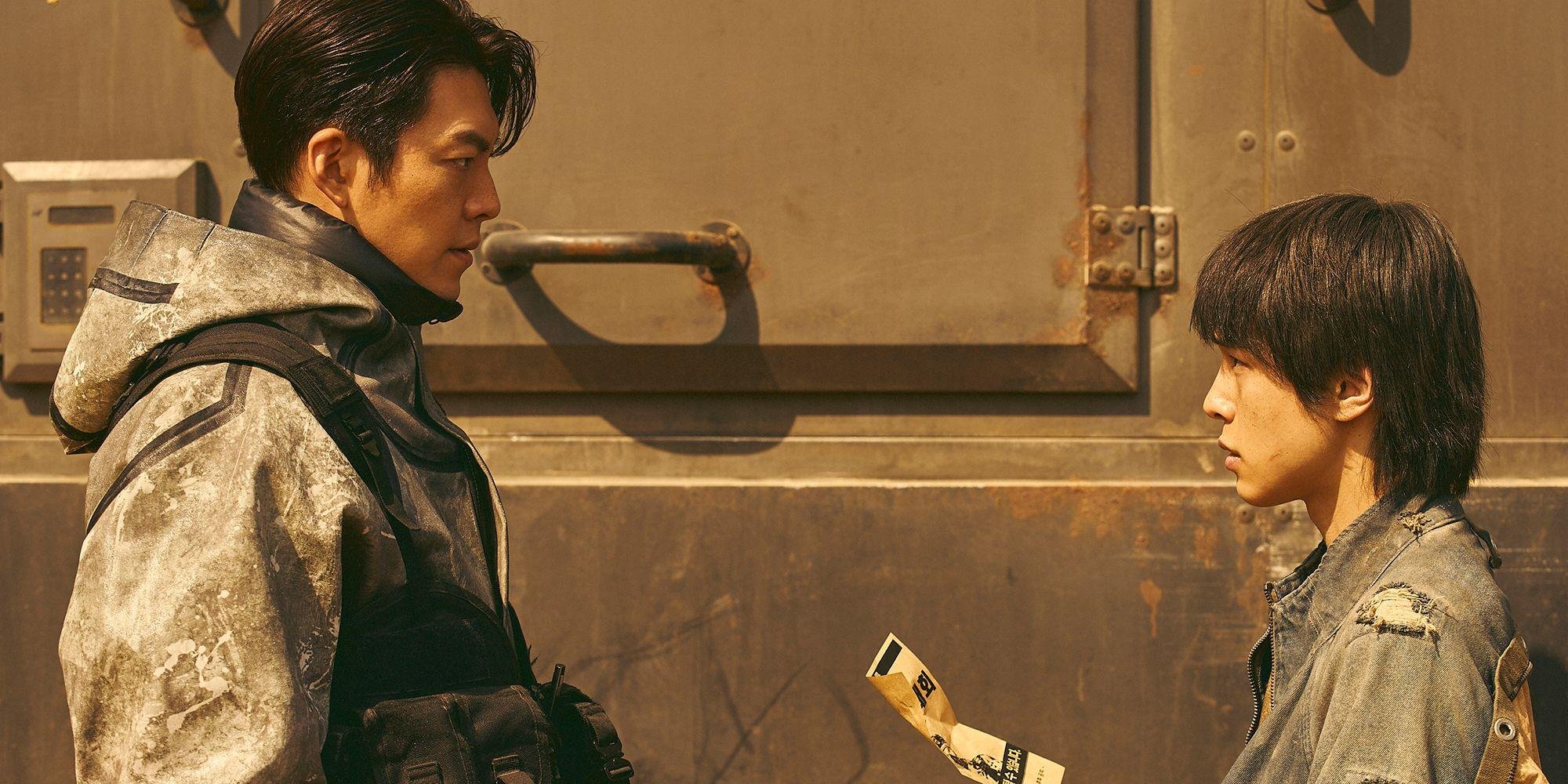 Kim Woo Bin como 5-8 e Kang Yoo Seok como Sa Wol no drama Black Knight | Divulgação / Netflix