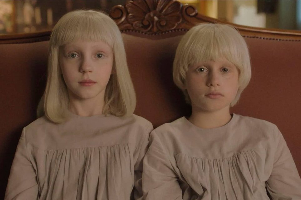 Gêmeos assustadores são o centro das atenções em Tin & Tina, da Netflix.