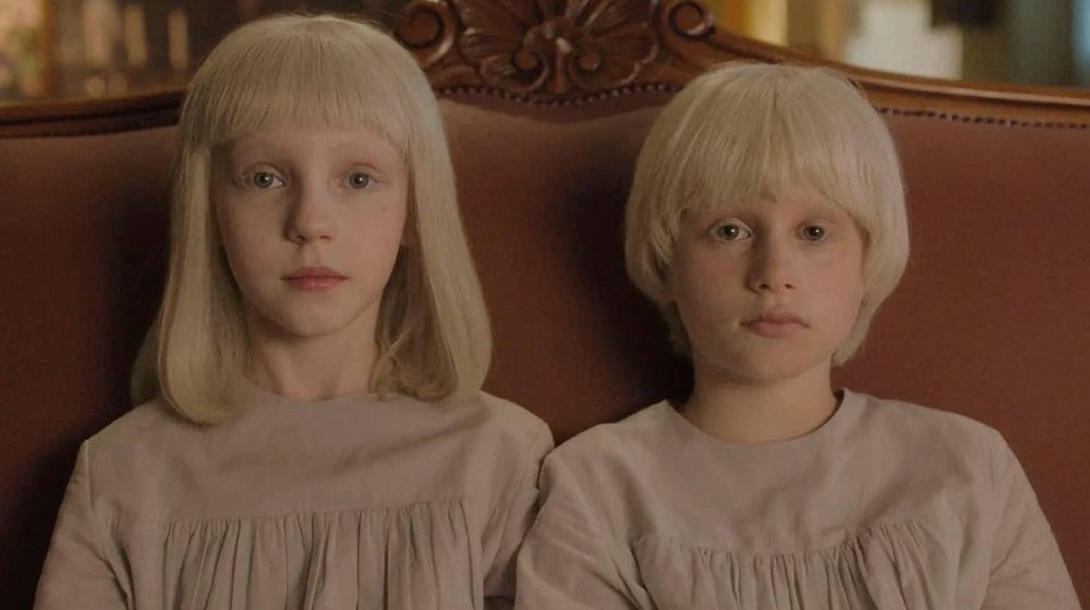 Tin e Tina apresenta trama macabra guiada por dois gêmeos órfãos.