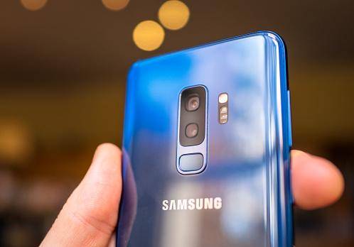 O homem usou uma bomba de diesel para drenar cerca de 2 milhões de litros de água, na tentativa absurda de recuperar um smartphone Samsung.