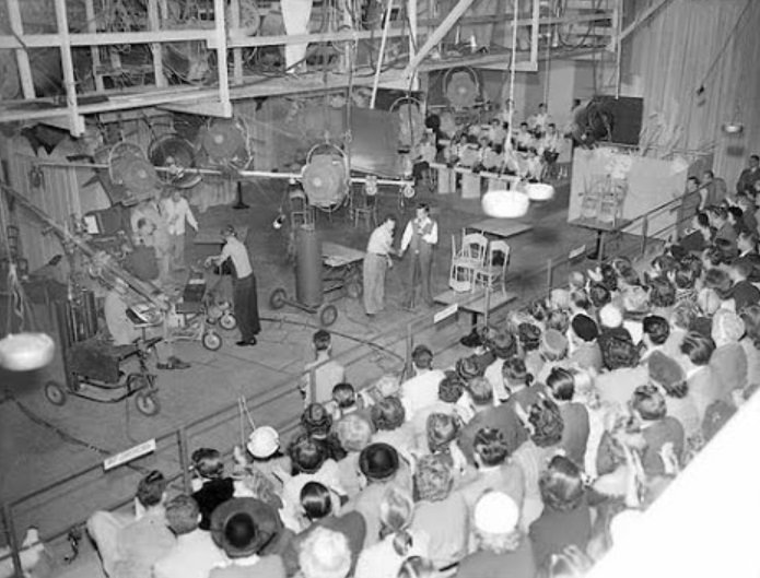 O estúdio de I Love Lucy (1951): programa era gravado ao vivo com plateia e risadas iam ao ar.
