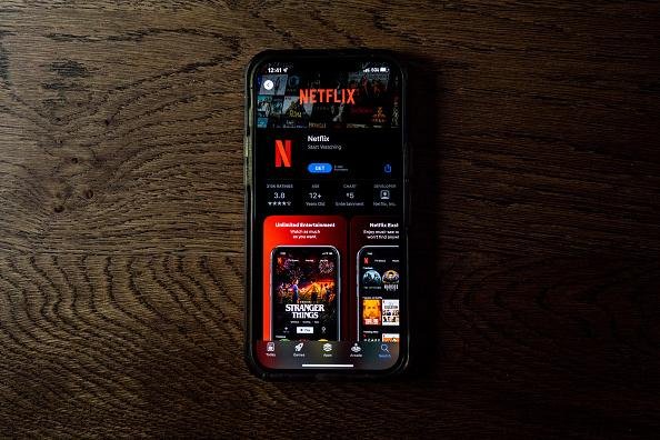 Como COLOCAR um ASSINANTE EXTRA na NETFLIX(2023) 