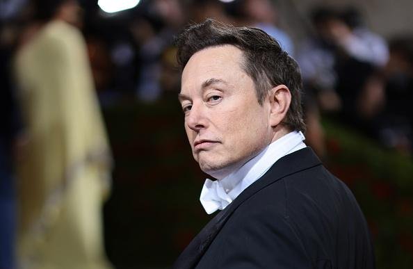 O CEO da Tesla, Elon Musk, chegou na China na terça-feira (30).