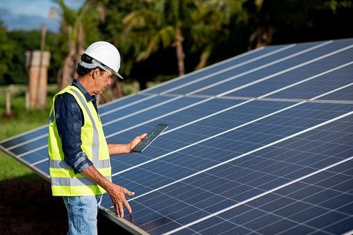 Apesar de ser uma ótima notícia, ainda há um caminho pela frente para o setor de energia limpa ultrapassar o uso da energia fóssil.