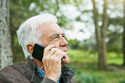 Usar fone de ouvido ou a função viva-voz pode ajudar a reduzir a exposição a radiação eletromagnética do celular e, assim, evitar o desenvolvimento da hipertensão.