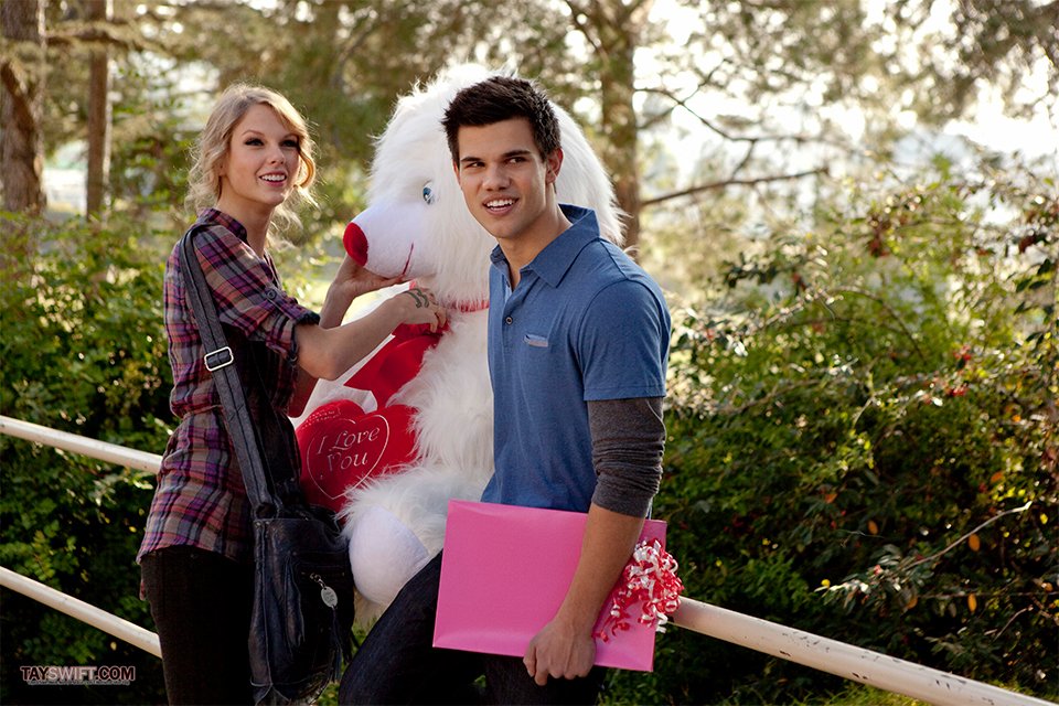 Taylor Swift e Taylor Lautner em Idas e Vindas do Amor (2010).