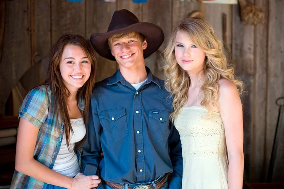 Miley Cyrus, Lucas Till e Taylor Swift em Hannah Montana: O Filme (2009).