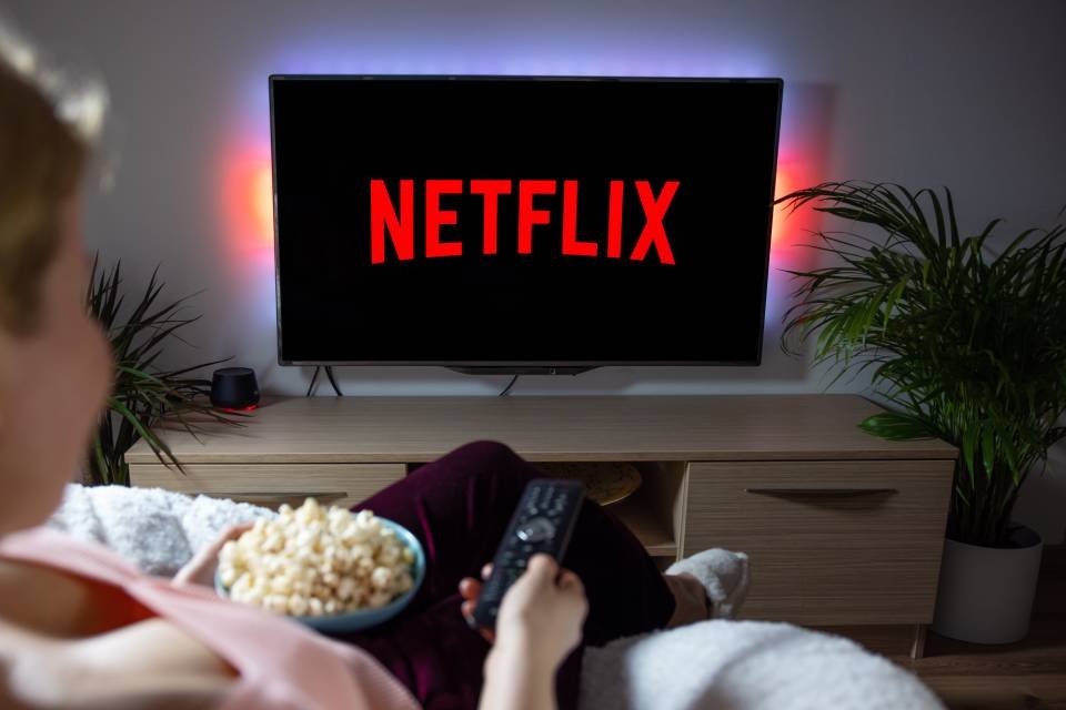 Fuja da taxa extra da Netflix! Aprenda 3 truques para dividir a conta