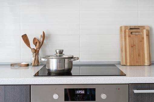 Os cooktops por indução demandam o uso de panelas especiais.