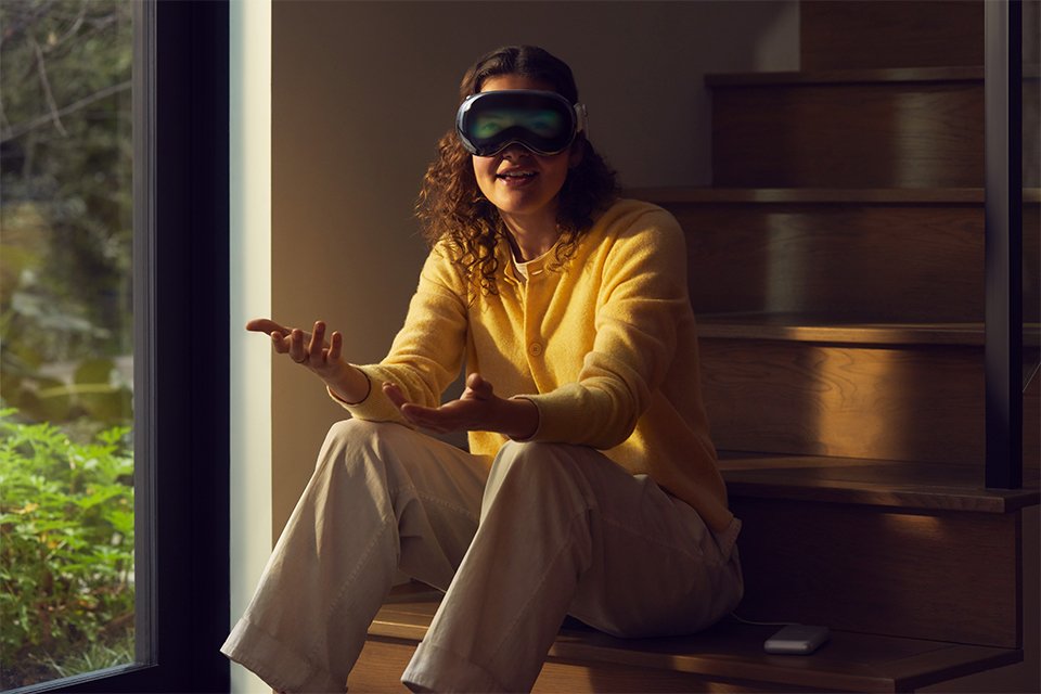 Quando o usuário do Vision Pro estiver olhando para uma pessoa de fora do ambiente virtual, os óculos exibirão os olhos para manter contato visual.
