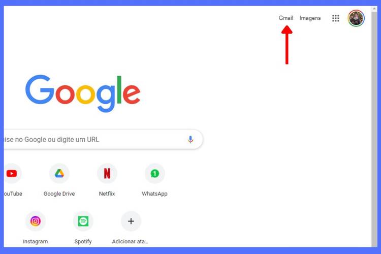 Caso esteja logado em sua conta no navegador, basta clicar em "Gmail" na página inicial do Google.