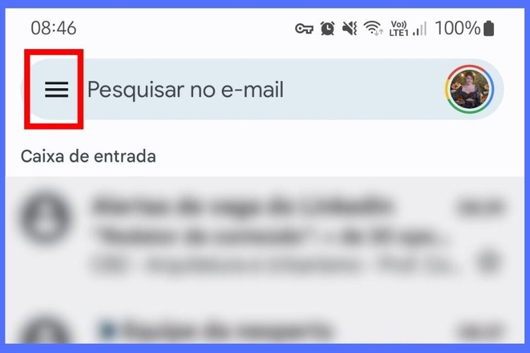 O menu pode ser acessado no canto superior esquerdo da tela do celular.