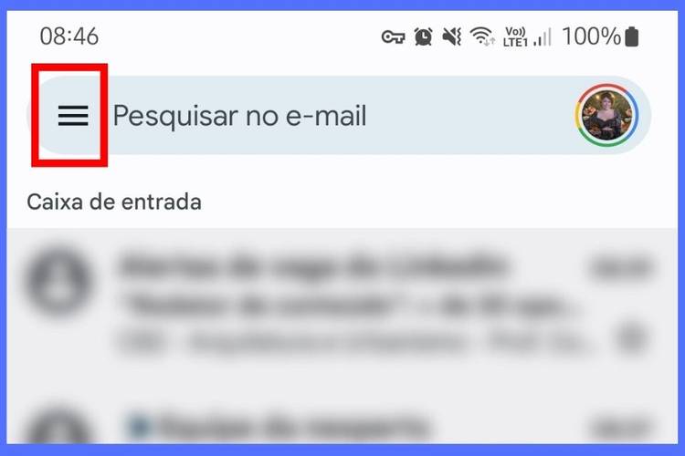O menu pode ser acessado no canto superior esquerdo da tela do celular.