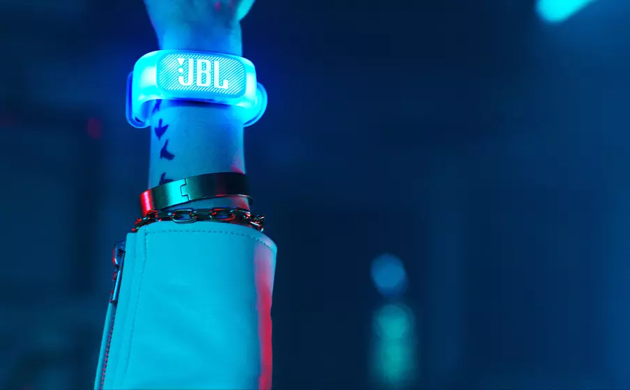 A JBL Partybox 1000 acompanha uma pulseira que detecta gestos