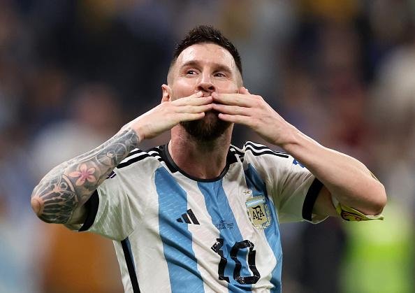 Atualmente, Messi ganha aproximadamente 130 milhões de dólares ao ano