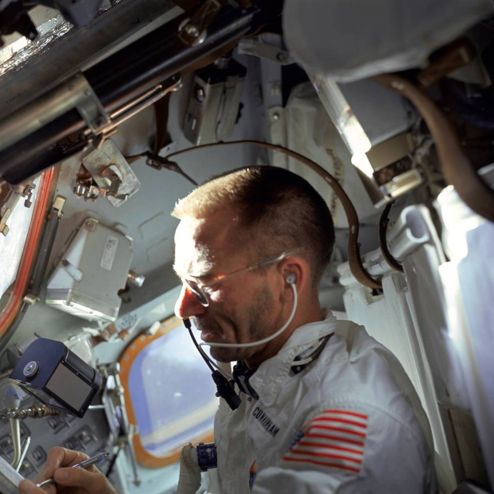 O astronauta Walter Cunningham, escreve com uma Fisher Space Pen durante o voo da Apollo 7, o primeiro voo tripulado da Apollo e a primeira viagem da Space Pen ao espaço. (Créditos: NASA)