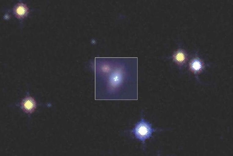 As lentes gravitacionais são como "zooms cósmicos" que acontecem quando a luz de objetos distantes é curvada e ampliada pela gravidade de uma massa gigante; foi isso que ajudou a identificar a SN Zwicky (imagem).