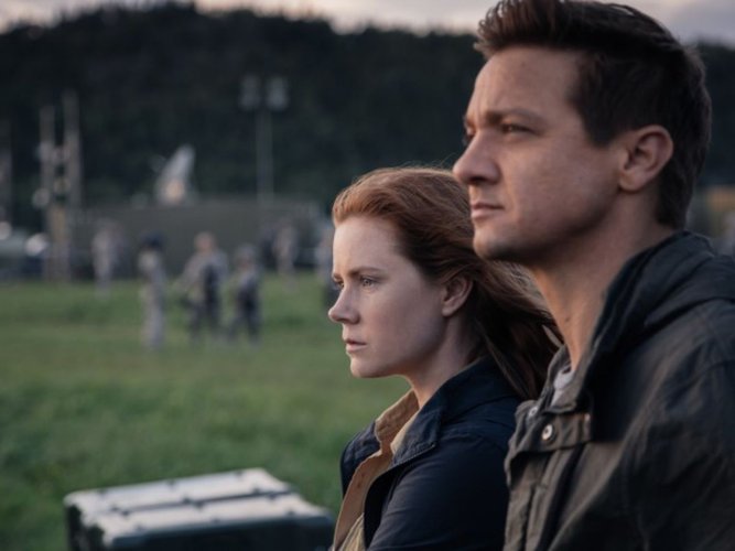 Amy Adams e Jeremy Renner em A Chegada (2016).