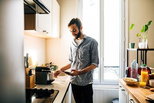 Máquinas de café expresso costumam preparar 1 bebida por vez.