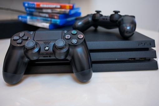 Ao comprar um PS4 usado, confira o tempo de uso do antigo dono e o estado do console.