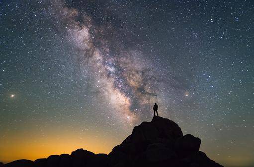 Temos uma galáxia e um universo gigantesco a ser explorado.