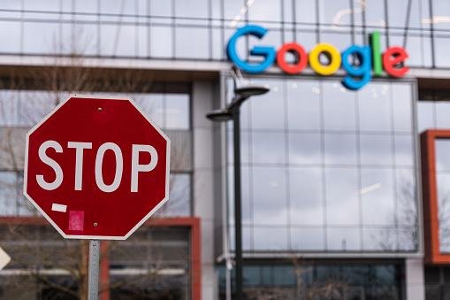 A Comissão Europeia não acredita em uma solução pelo próprio Google, pedindo então o fim do investimento no setor de anúncios.