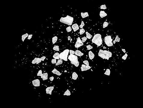 Os cristais encontrados são do mesmo tipo do sal que está na sua cozinha, o cloreto de sódio.