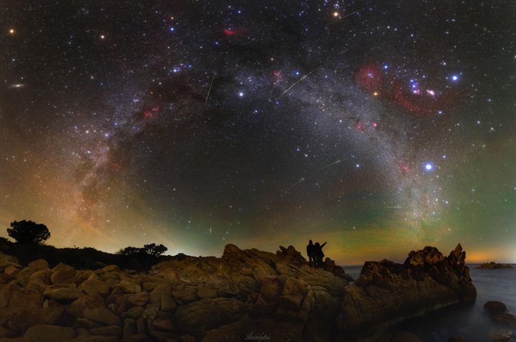 Céu noturno sobre a Sardenha, Itália.