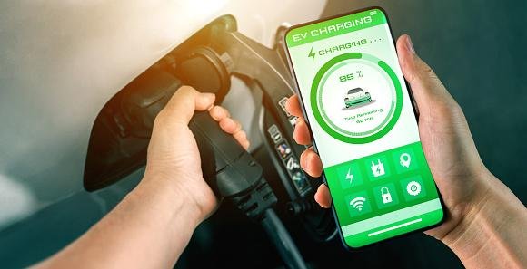 Em alguns carros elétricos é possível acompanhar o nível da bateria por app no celular.