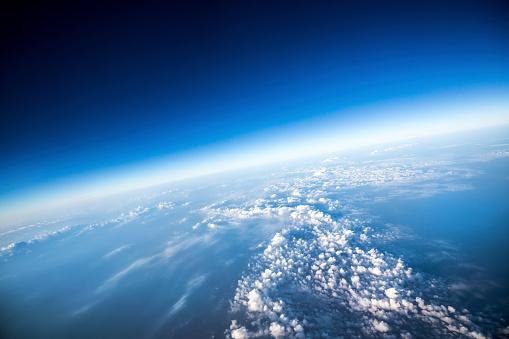 Os cientistas afirmam que a falta da camada de ozônio causaria consequências drásticas para os padrões climáticos sazonais em diferentes regiões da Terra.