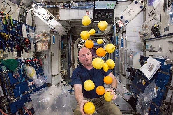 Atualmente, os astronautas comem muitos alimentos liofilizados e frutas frescas que duram por mais tempo; a liofilização é uma técnica de desidratação.