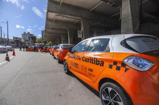 A frota inicial de táxis elétricos de Curitiba conta com seis carros.