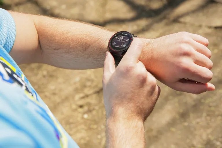 Apresentando elegância e estilo, smartwatch da Garmin tem excelente custo-benefício. (Garmin/Reprodução)