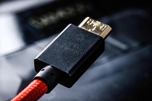 O HDMI é um padrão universal de cabo de conexão que permite a transmissão de áudio e vídeo de alta qualidade entre dispositivos.