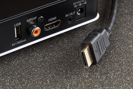 Conectar um dispositivo usando o HDMI em uma TV não é difícil.
