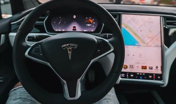 'Modo Elon': hacker ativa direção 100% autônoma em carro da Tesla