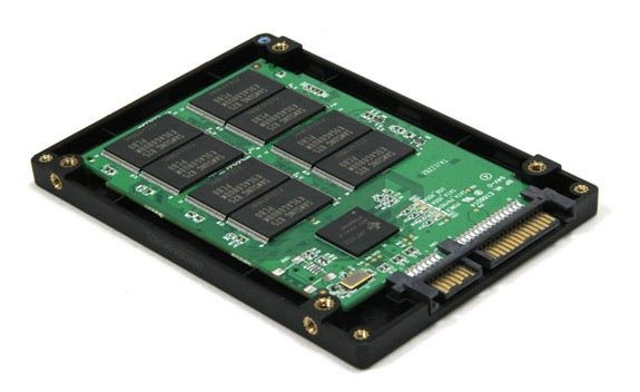 SSDs SATA usam o mesmo padrão de cabos dos HDs.