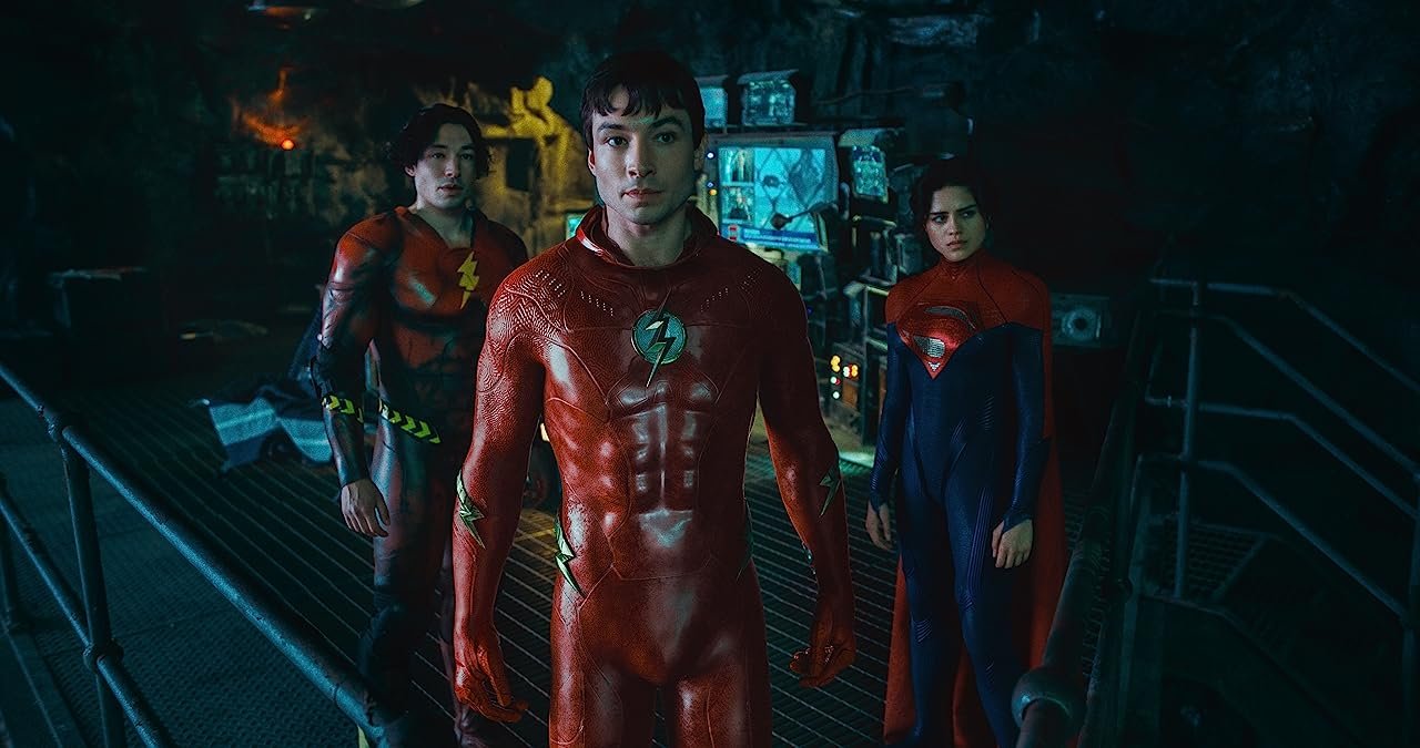 Atriz Sasha Calle (à direita) participa como Supergirl em The Flash.